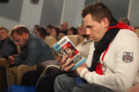 Ein Besucher liest das Buch über Waleri Charlamow während des Buchpräsentation bei der Rossijskaja Gaseta. Foto: Sergej Michejew/Rossijskaja Gaseta