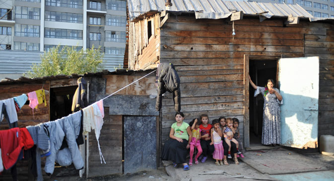 Für Roma ist es sehr schwierig, selbst eine schlecht bezahlte Arbeitsstelle zu bekommen. Deshalb sehen sie sich mit dem Problem konfrontiert, wie sie ihre Kinder ernähren sollen. Foto: Pawel Lissitsyn / RIA Novosti