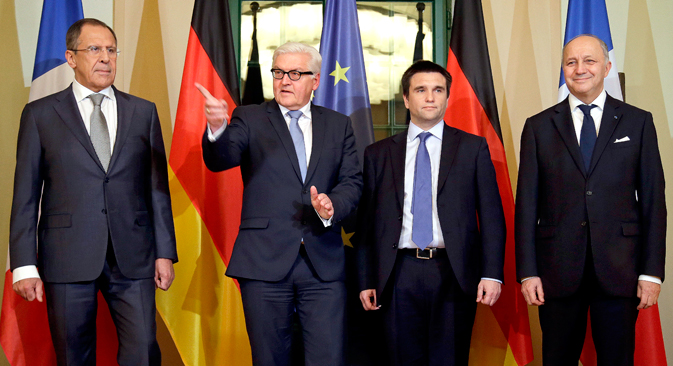 V.l.n.r.: Der russische Außenminister Sergej Lawrow und seine Amtskollegen Frank-Walter Steinmeier, Pawlo Klimkin und Laurent Fabius. Foto: AP