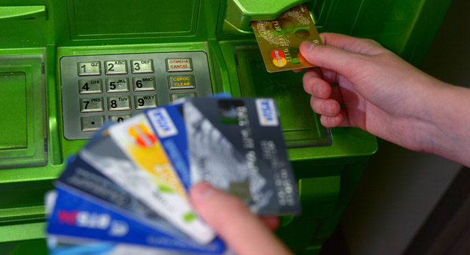 Voraussichtlich im Dezember 2015 folgt die Ausgabe von Kreditkarten des russischen nationalen Zahlungssystems.  Foto: Wladimir Trefilow/RIA Novosti