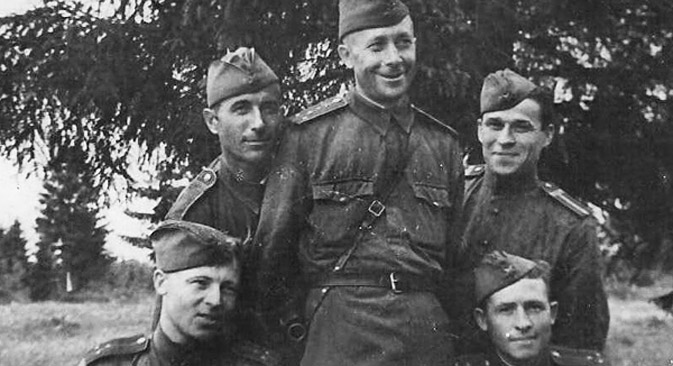 Wasilij Maslenkow (Mitte) mit seinen Kollegen aus der Roten Armee. Foto aus dem persönlichen Archiv 