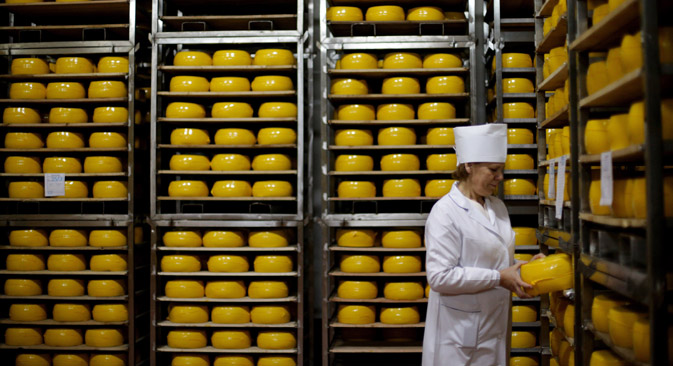 Einst wurde Käse massenweise aus Europa importiert. Nun sind russische Hersteller fast ohne Konkurrenz. Foto: Stalislaw Krasilnikow/TASS