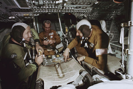 Am 17. Juli 1975 trafen sich Kosmonauten und Astronauten im Weltall.