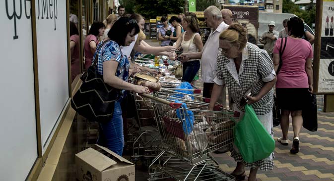 Sommer 2014: Da Lugansk von der Energieversorgung abgeschaltet wurde, mussten Supermärkte ihre Waren direkt auf der Straße verkaufen. Foto: Walerij Melnikow / RIA Novosti