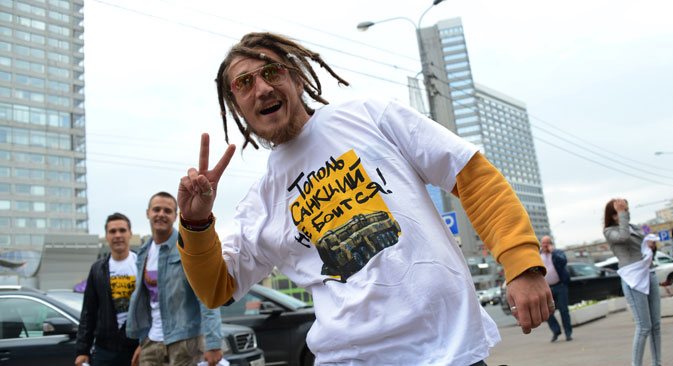 Victory-Zeichen und T-Shirt signalisieren: "Die Topol hat keine Angst vor Sanktionen". Foto: RIA Novosti/Ekaterina Chesnokova