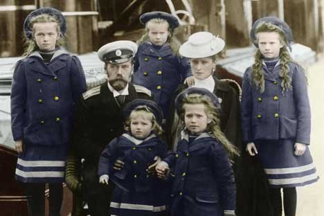 Zar Nikolaus II. mit seiner Frau Alexandra und ­ihren fünf Kindern Olga, Tatjana, Maria, Anastasia und Alexei.