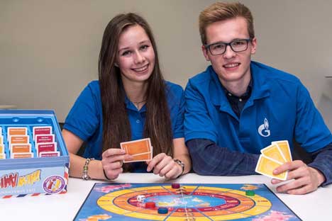 Die Gewinner von „Spielend Russisch lernen“ sind Morris Scheithauer und Catharina Wendtland vom Samuel-von-Pufendorf-Gymnasium in Flöha.