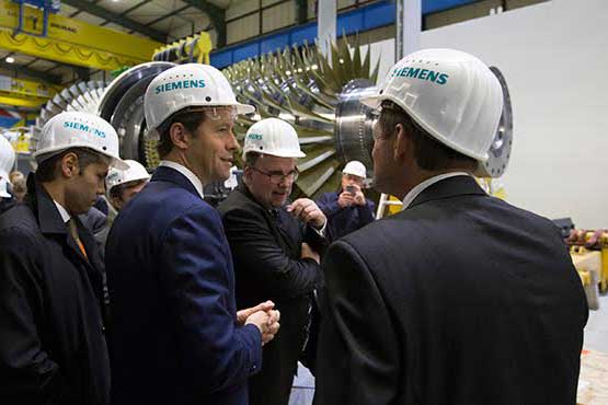 Der Industrie- und Handelsminister Denis Manturov während des Besuch bei Siemens AG. 