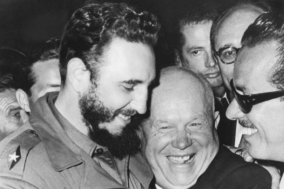 Fidel Castro (l.), Regierungschef von Kuba, mit Nikita Chruschtschow, Generalsekretär der UdSSR, am Rande einer UN-Sitzung im Jahr 1960. 