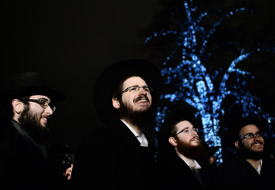 Jüdische Gläubige während einer Zeremonie zur Anzündung der Chanukka-Kerzen im Zentrum von Moskau. 