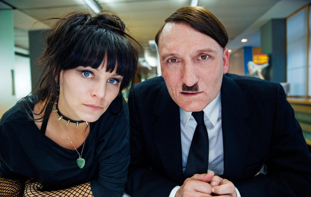 Eine Szene aus dem Film "Er ist wieder da" über Hitler, der plötzlich im modernen Deutschland aufgewacht ist.