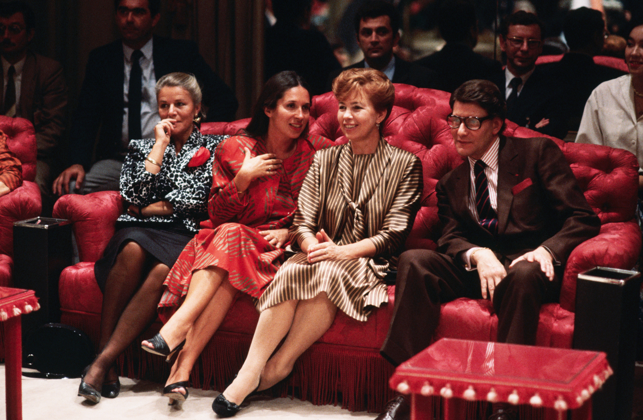 Raissa Gorbatschowa (Mitte) und der Pariser Couturier Yves Saint-Laurent während einer Modenschau im Januar 1985