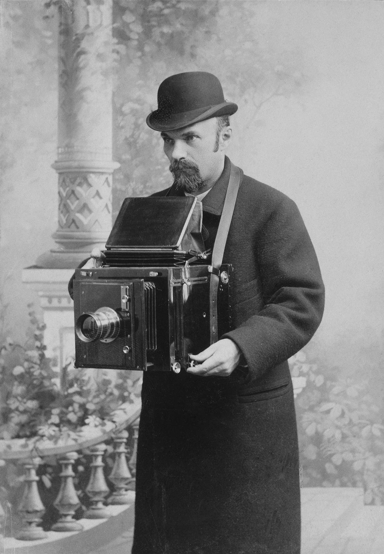 Karl Bulla can be considered St. Petersburg’s main photographer. His works captured the city’s great people at the turn of the 20th century and its historic facades, some of which were even used for restoration purposes. // Karl Bulla, self-portrait, 1917
