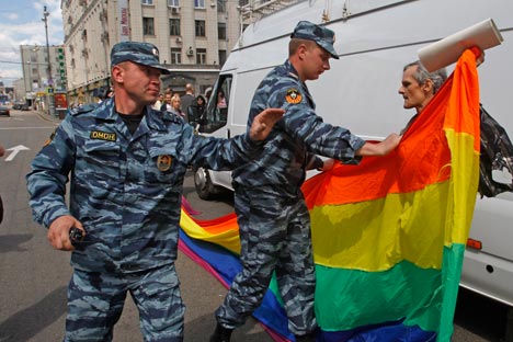 The crackdown of the LGBT rally in Moscow has spurred debates over the sexual minorities' rights  in Russia. Source: AP 