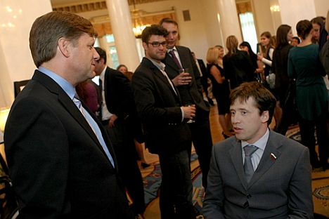U.S. Ambassador in Russia Mikhail McFaul talking with Mikhail Terentyev, the champion of the paralympic games and a deputy of Russia's State Duma. Source: Press Photo / m-mcfaul.livejournal.com 