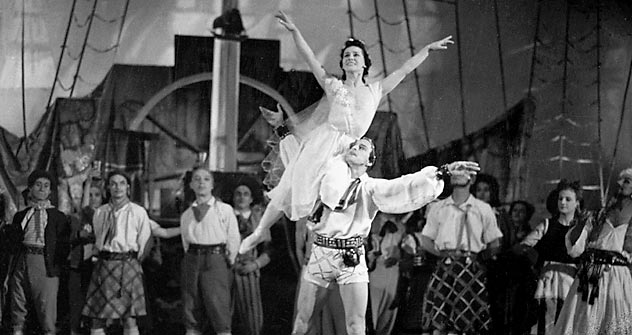 Ballet dancer Olga Lepeshinskaya (h) and actor Vladimir Preobrazhensky performing in the "Scarlet Sails" ballet the Bolshoi Theater in on Dec. 5, 1943. Source: RIA Novosti / Anatoly Garanin
