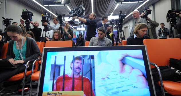 Moscow : Journalists sit near a screen displaying convicted Russian arms smuggler Viktor Bout in Moscow, on April 12, 2012, during a teleconference with Bout from his US prison. The unusual teleconference involved a video link between Moscow and a Ne