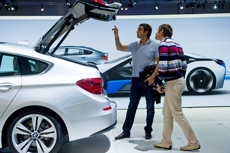 According to recent polls, the number of Russians willing to buy a car is growing. Source: RIA Novosti / Grigory Sysoev