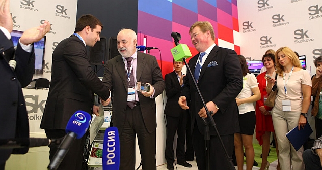 Skolkovo Foundation President Viktor Vekselberg (middle) awarding the 500th certificate and a crystal brick to Israel’s Parasight company. Source: Press Photo. 