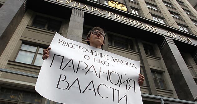 An opposition activist protesting against the NGO bill in front of Russia's State Duma. The slogan reads "The restrictions of the NGO bill is the authorities' paranoia." Source: RIA Novosti / Evgeny Biyatov