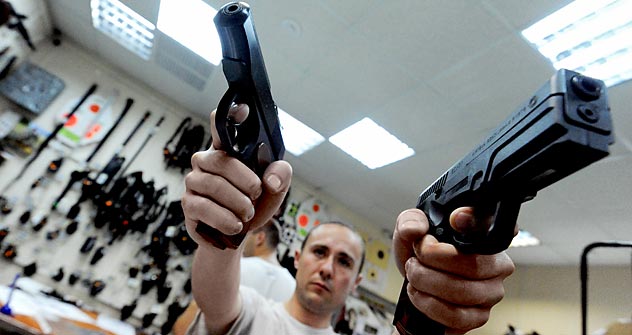 Russia might allow firearms to be used in self-defense. Source: Kommersant