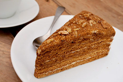 Famoso bolo de mel, medóvik será uma das sobremesas servidas no almoço do evento