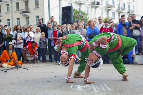 Fascinating dances of Milon Mela (India) - Russia Beyond
