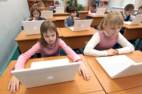 Moscow authorities promise to equip schools with a MacBook Pro laptop by 2014. Source: RIA Novosti / Sergey Pyatakov 