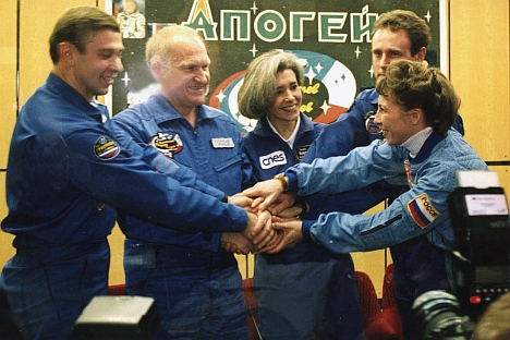 L'équipe franco-russe avant le vol à la Station spatiale internationale sur le vaisseau spatial Soyouz-TM 33 en 2001. Sur la photo (de gauche à droite) : Konstantin Kozeev, Victor Afanassiev, Claudie Eniere, Sergueï Zaletine et Nadezhda Kuzhelnaïa. C