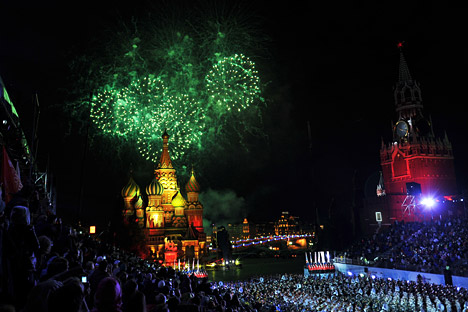Огномети по повод Меѓународниот музички фестивал на воена музика „Спаскаја башња“ на Црвениот плоштад во Москва.