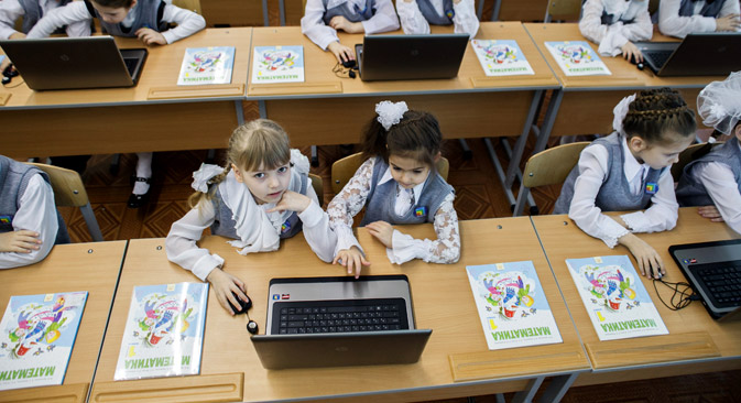 Children in a math class participate in a “Virtual Classroom” pilot project. Source: Kirill Braga / RIA Novosti