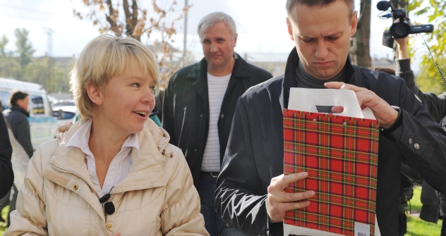Russia's 2012 regional elections will test the new political system of the country. Pictured: Evgeniya Chirikova, the Khimki mayoral candidate (left), and Russia's anti-corruption campaigner Alexei Navalny (right). Source: Kommersant 