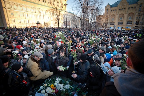 マイナス17度前後の気温にもかかわらず、かなりの人数が12月15日、モスクワ都心の連邦保安局前に集まり、プーチン大統領の政策に抗議する集会を強行した　＝ルスラン・スフシン撮影