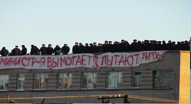 Over 200 convicts gathered on the rooftop of a penal colony in the Southern Urals to express their frustration about the conditions in the jail. Source: AFP / East News 