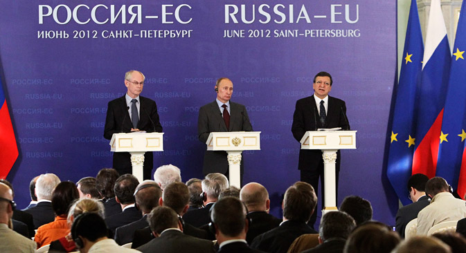 Vladimir Poutine entre Herman von Rompuy, président du Conseil européen (à gauche) et José Manuel Barroso, président de la Commission européenne. Crédit photo : ITAR-TASS