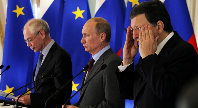 V. Poutine entre les dirigeants de l’UE, MM. Van Rompuy et Barroso. Crédit photo : AP