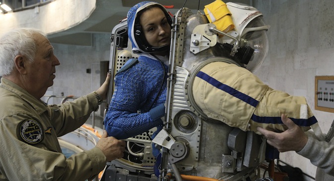 Russian female cosmonaut Yelena Serova during a training session at the Hydrolab water immersion facility in Star City. Source: RIA Novosti / Ruslan Krivibok