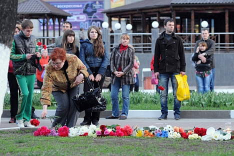 Moradores de Belgorod levam flores ao local onde homem disparou tiros deixando seis mortos Foto:  RIA Nóvosti