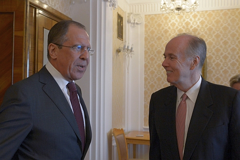 Lavrov (esq.) e Donilon conversaram sobre impacto negativo dos últimos eventos para as relações bilaterais Foto: Eduard Pesov/RIA Nóvosti