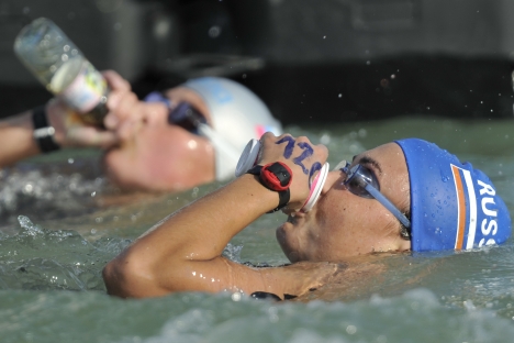 Marathon swimmers usually take food from a special raft in a little glass or bottle. Source: RIA Novosti / Alexander Vilf  