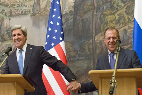 Ministro dos Negócios Estrangeiros, Serguêi Lavrov (à dir.) e secretário de Estado dos EUA, John Kerry (à esq.) Foto: AP