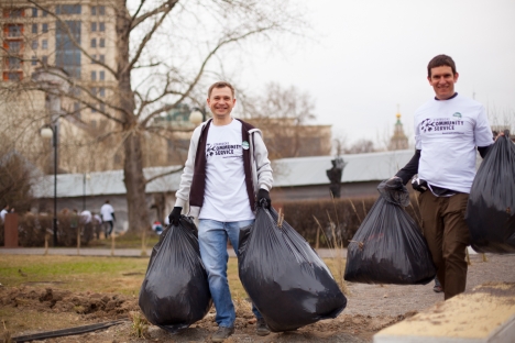 Voluntários ajudam a coletar lixo dos parques em Moscou Foto: Museu Parque das Artes