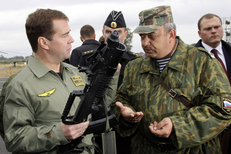 Primeiro-ministro russo Dmítri Medvedev (esq) em visita à fábrica de Ijevsk, onde as armas são produzidas Foto: AP