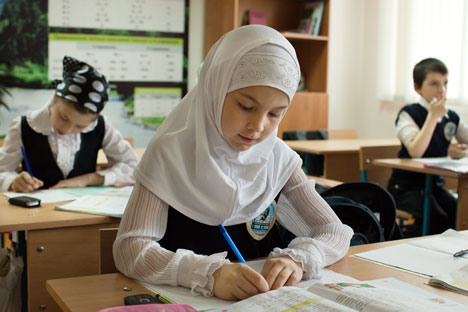 Pada 2015, Mahkamah Agung (MA) Rusia mengesahkan larangan penggunaan jilbab di sekolah-sekolah Rusia.