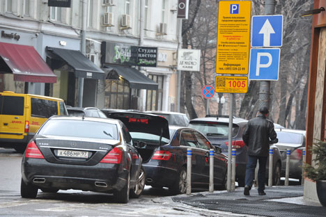 Carros estacionados em locais proibidos intensificam o já caótico trânsito de Moscou Foto: PhotoXPress