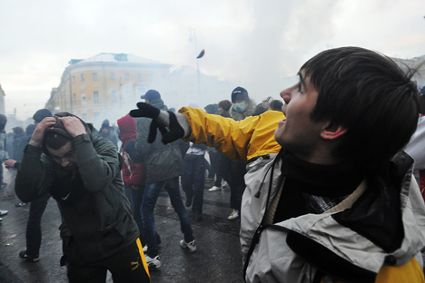 Cerca de 5.000 manifestantes se reuniram em 11 de dezembro de 2010 na Praça Manéjnaia, em Moscou, para prestar homenagem a Egor Sviridov, torcedor do Spartak de Moscou morto em 6 de dezembro de 2010 durante uma briga entre um grupo de torcedores e um grupo de origem do Cáucaso do Norte Foto: ITAR-TASS