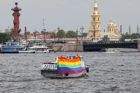 Barco carregando bandeira do arco-íris navega pelo rio Neva durante protesto de ativistas dos direitos LGBT em São Petersburgo Foto: AP Photo / Dmítri Lovetski