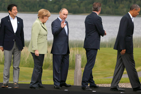 Von links nach rechts: Der japanischer Premier Shinzo Abe, die Bundeskanzlerin Angela Merkel, der russische Präsident Wladimir Putin, der britische Premier David Cameron und der US-Präsident Barack Obama während des G8-Gipfelstreffens in Nordirland am 18. Juni 2013.  Foto: AP