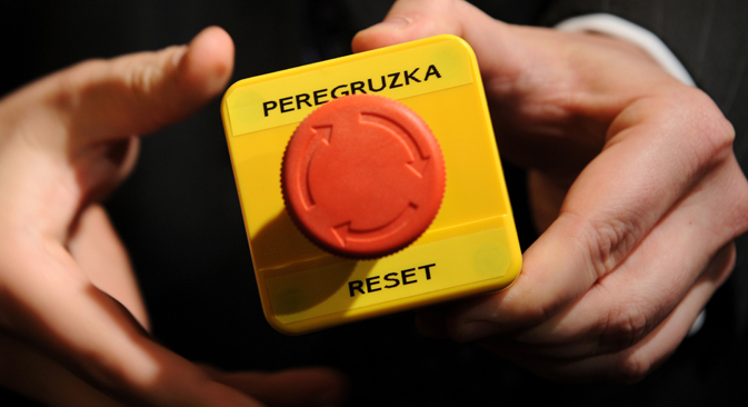 Dalam sebuah pertemuan di Jenewa pada 2009, Menlu AS Hillary Clinton menghadiahkan ‘tombol reset’ untuk Menlu Rusia Sergey Lavrov sebagai simbol untuk memperbaiki hubungan antara kedua negara — sesuatu yang tak pernah terjadi.
