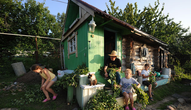  On a plot of "six hundredths," the dacha owner built a small house and used the remaining land for subsistence agriculture. Source: ITAR-TASS